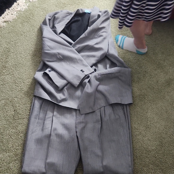 Suit - Picture 1 of 3